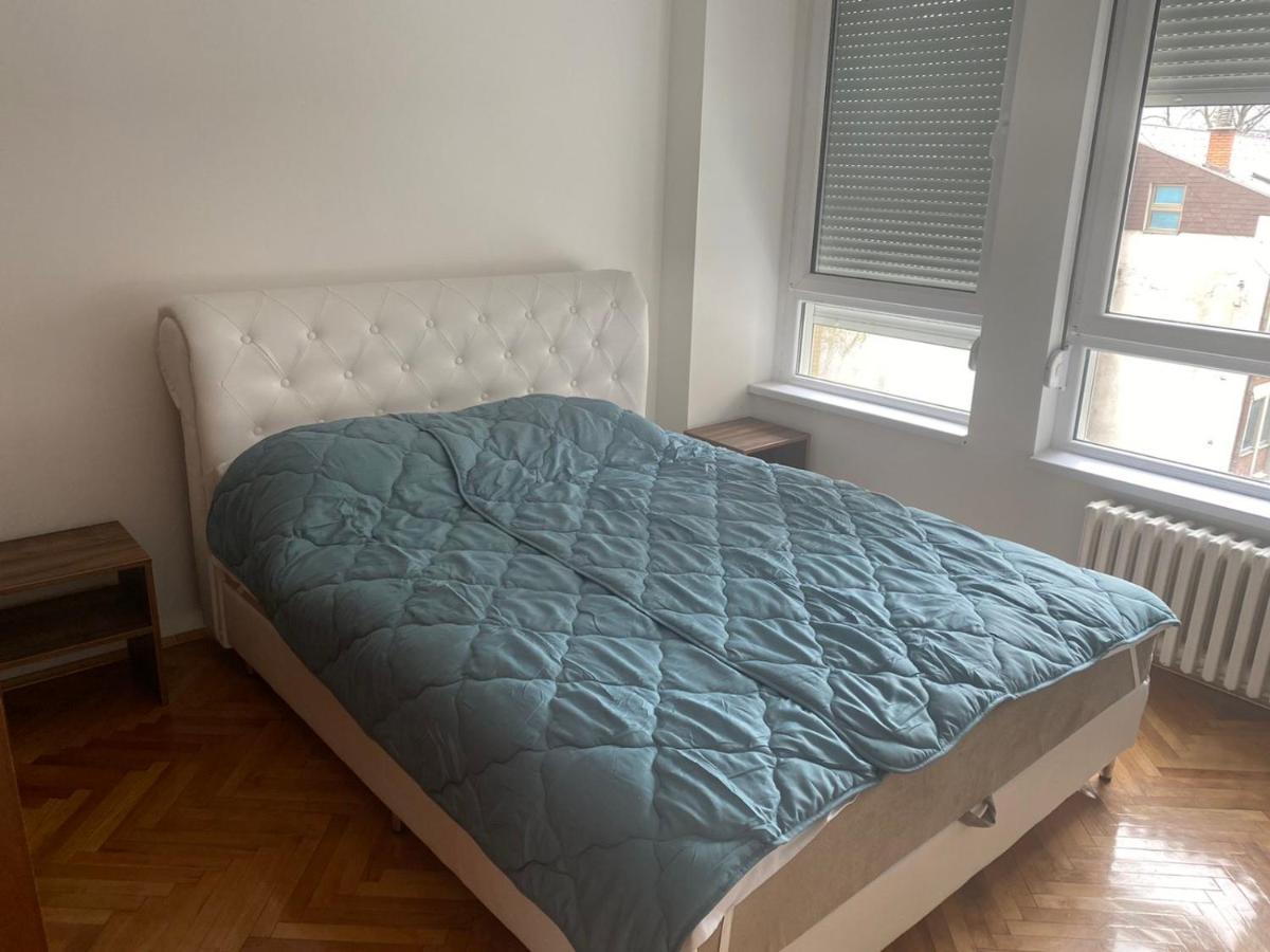 Sandra Ni Extérieur photo